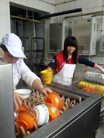 追随一种精神，奉献一片爱心——记yl7703永利集团青年志愿者协会雷锋月活动