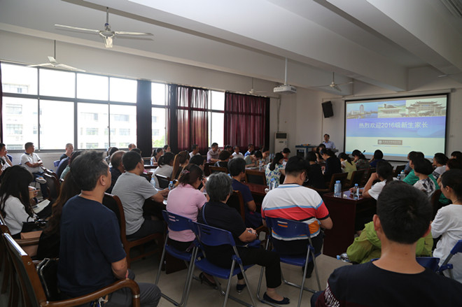 yl7703永利集团召开2016级新生家长见面会